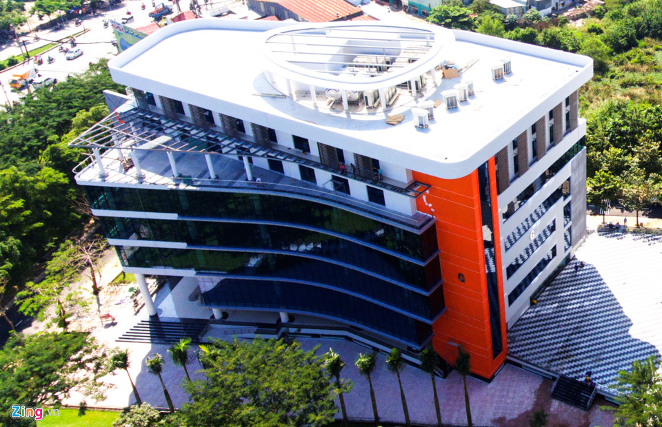Sáng 15/7, ĐH Tôn Đức Thắng (TP.HCM) đưa vào hoạt động Thư viện Truyền cảm hứng nằm trong khuôn viên trường, tổng vốn đầu tư 129 tỷ đồng.